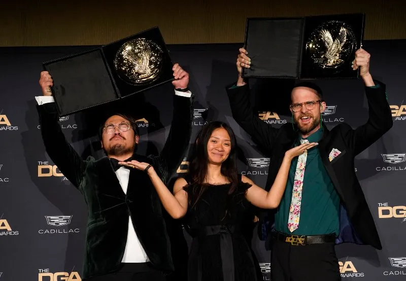 Elenco de &quot;Everything Everywhere All at Once&quot; posan con el Premio del Sindicato de Actores de la Pantalla