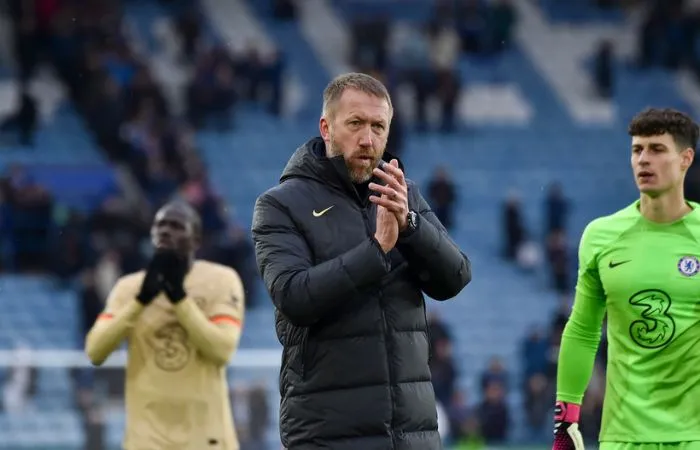 AP Graham Potter agradeciendo a la afición del Chelsea luego del triunfo ante el Leicester