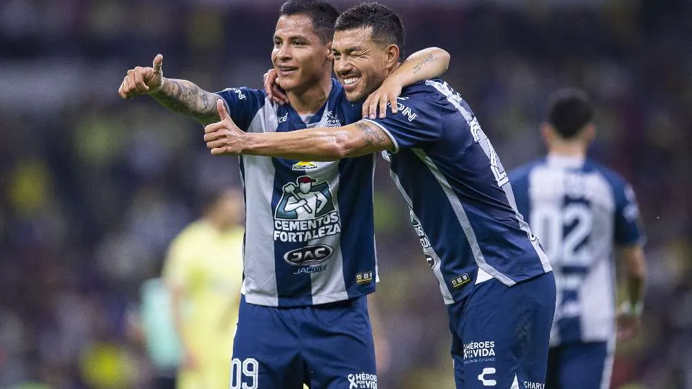 Jugadores de Pachuca celebrando gol