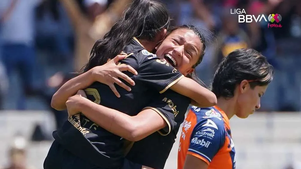 Jugadoras de Pumas Femenil festejando empate