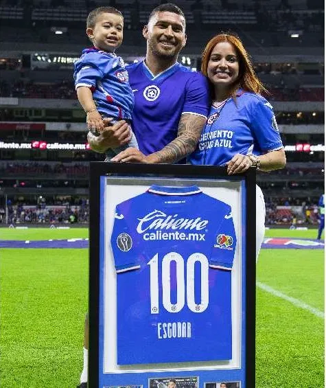 Escobar mostrando su reconocimiento