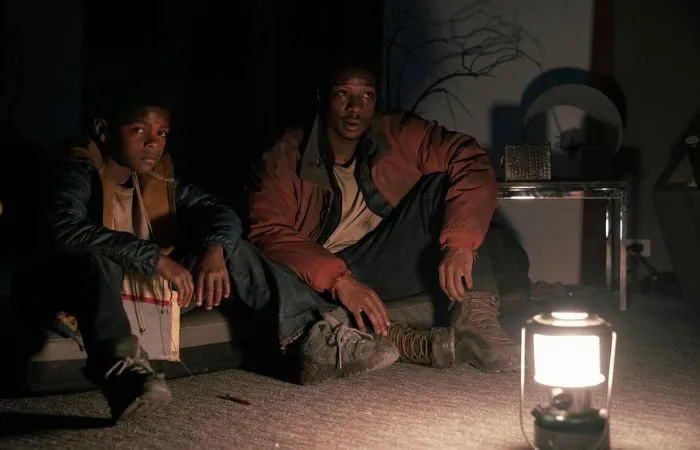 Personajes de la serie The Last Of Us durante un capítulo de la serie