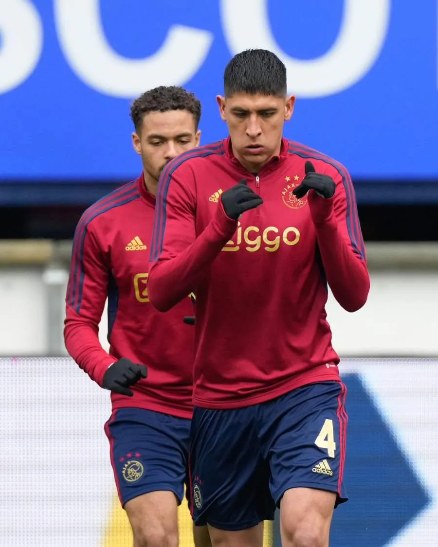 Edson calentando en juego del Ajax