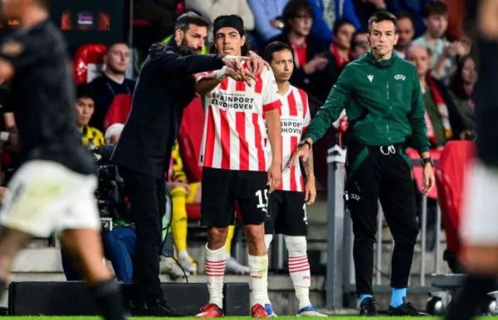 Prensa PSV Erick Gutiérrez previo a entrar de cambio en un partido de Eredivisie