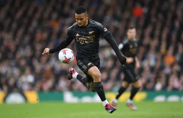 Gabriel Jesus controlando un balón en su regreso a las canchas en el partido entre Arsenal y Fulham