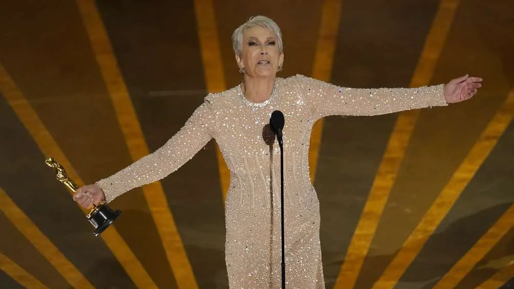 Jamie Lee Curtis celebrando su Oscar