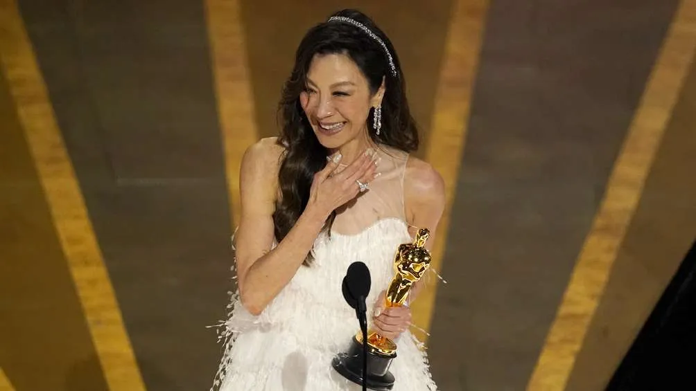 Michelle Yeoh gana a Mejor Actriz