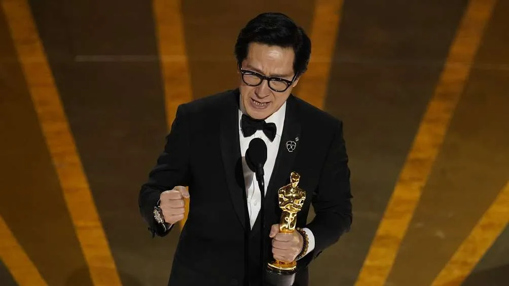 Ke Huy Quan ganando su primer Oscar