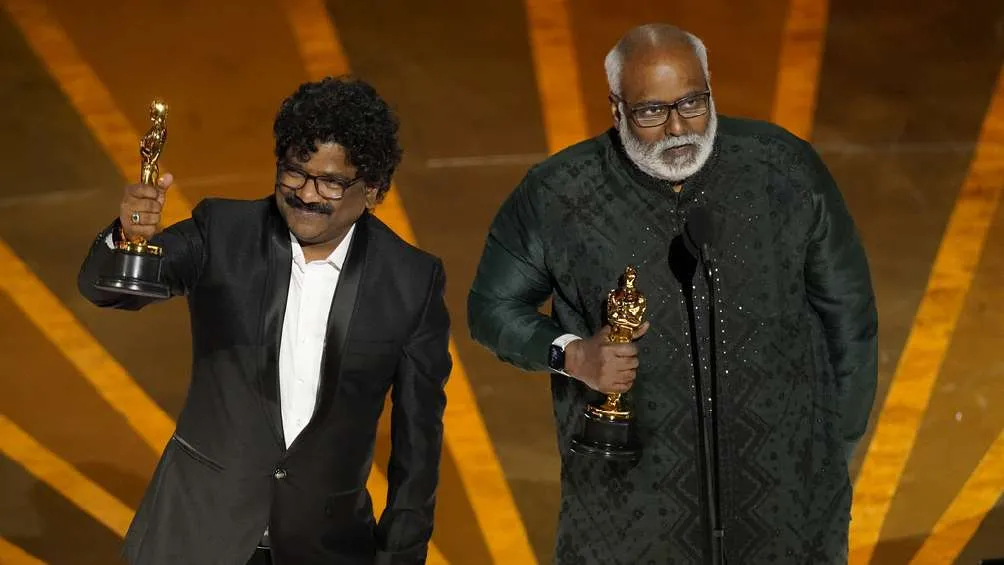 Compositores de Natu Natu con sus Oscar