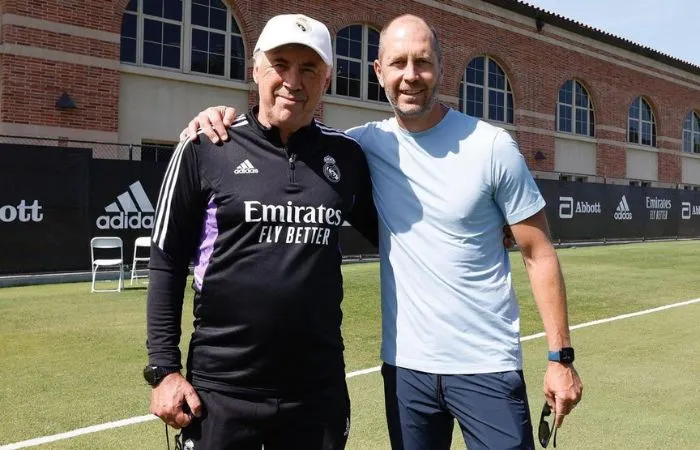 Gregg Berhalter con Carlo Ancelotti en las instalaciones del Real Madrid
