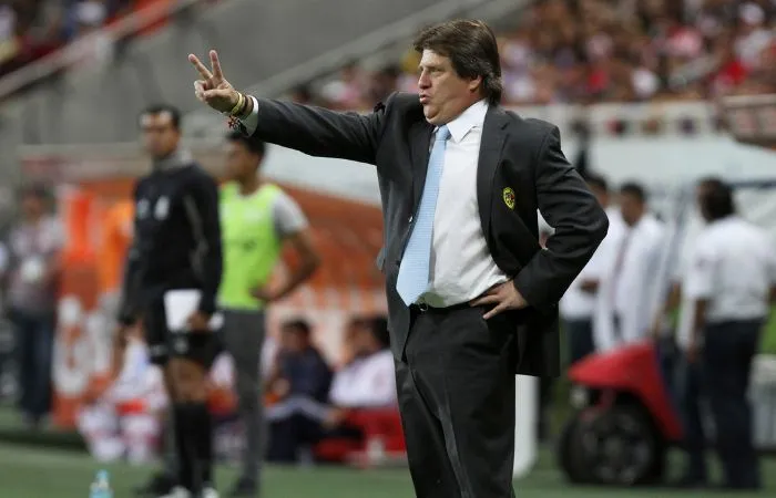 Miguel Herrera en un Clásico Nacional en el Estadio Akron
