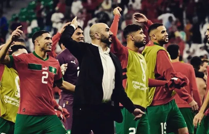Walid Regragui y su selección festejando su pase a las semifinales de Qatar 2022