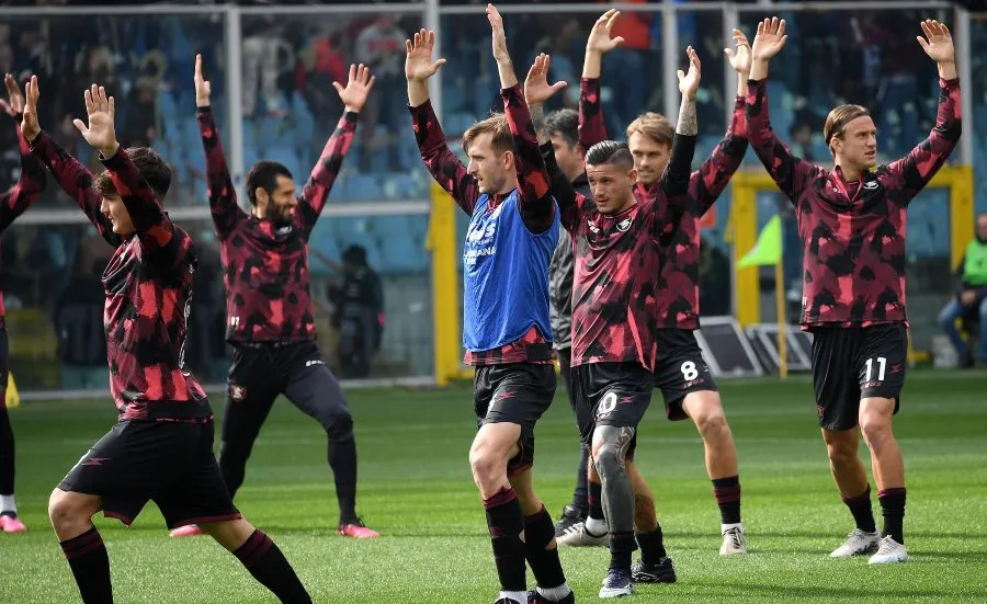 Calentamiento de Salernitana previo a juego ante Sampdoria