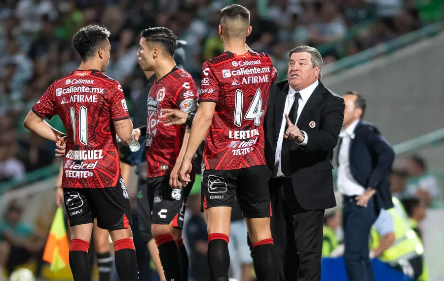 MEXSPORT El Piojo charla con sus dirigidos