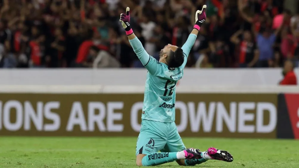 El arquero de los Rojinegros celebrando el pase a Cuartos