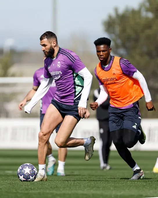 Benzema durante el entrenamiento de ayer | Twitter @realmadrid