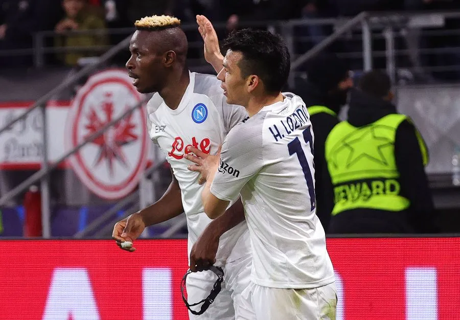 Lozano y Osimhen festejando gol