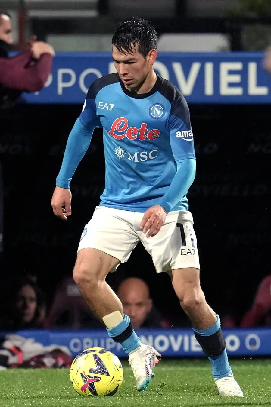 Lozano en partido con el Napoli