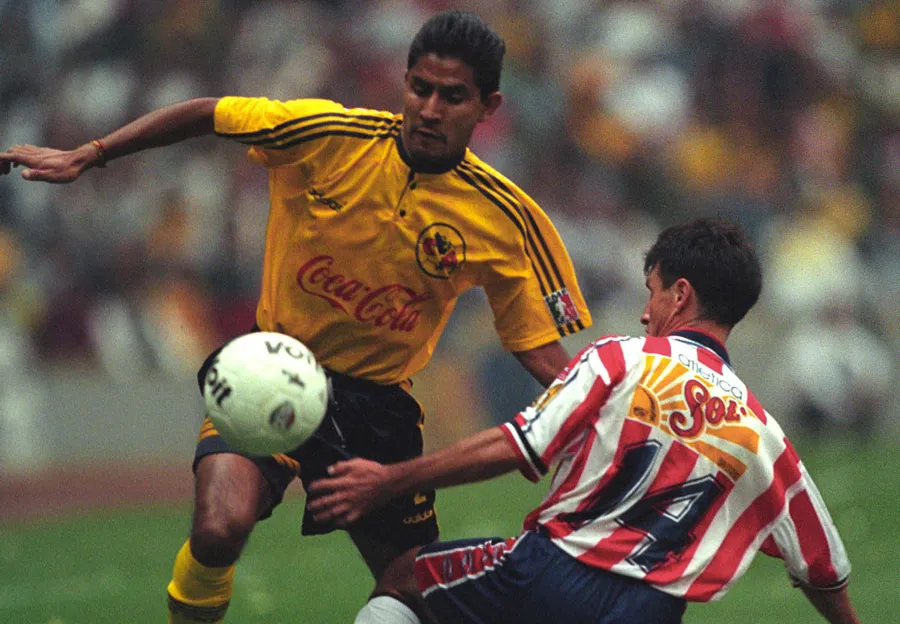 Isaac Terrazas en juego ante Chivas