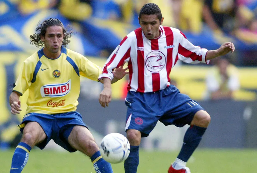 Ramón Morales busca el balón ante 'Gringo' Castro en Clásico