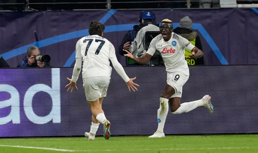 AP Victor Osimehn celebra gol al Eintracht