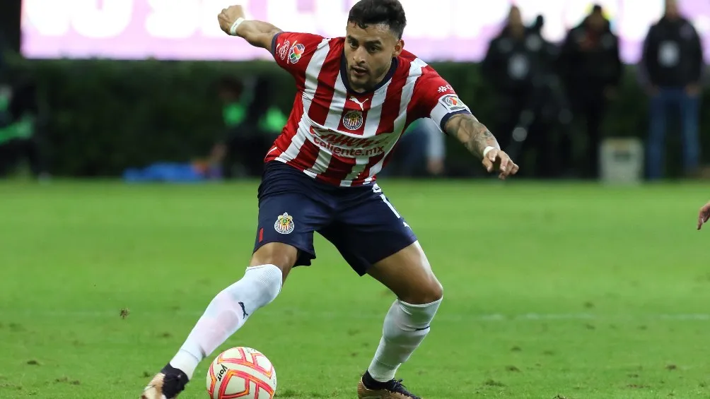 Alexis Vega en partido con Chivas