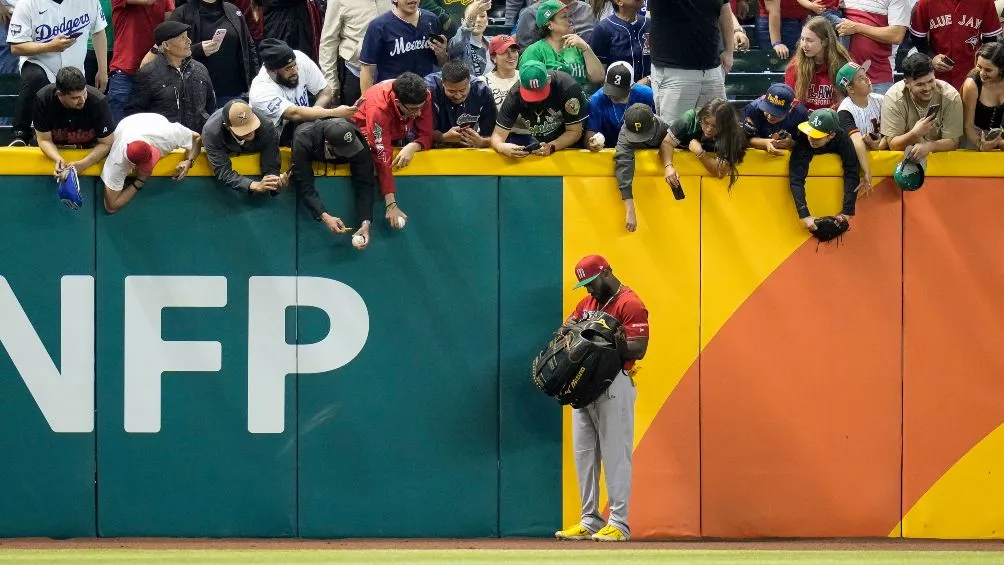 Se ha dado el lujo de firmar autógrafos en pleno partido