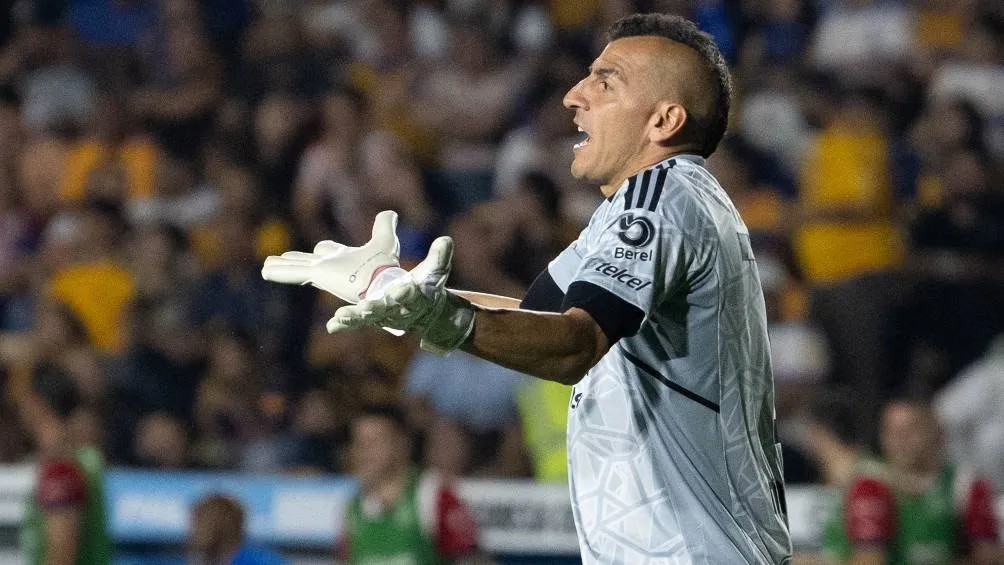 Nahuel Guzmán en partido con Tigres