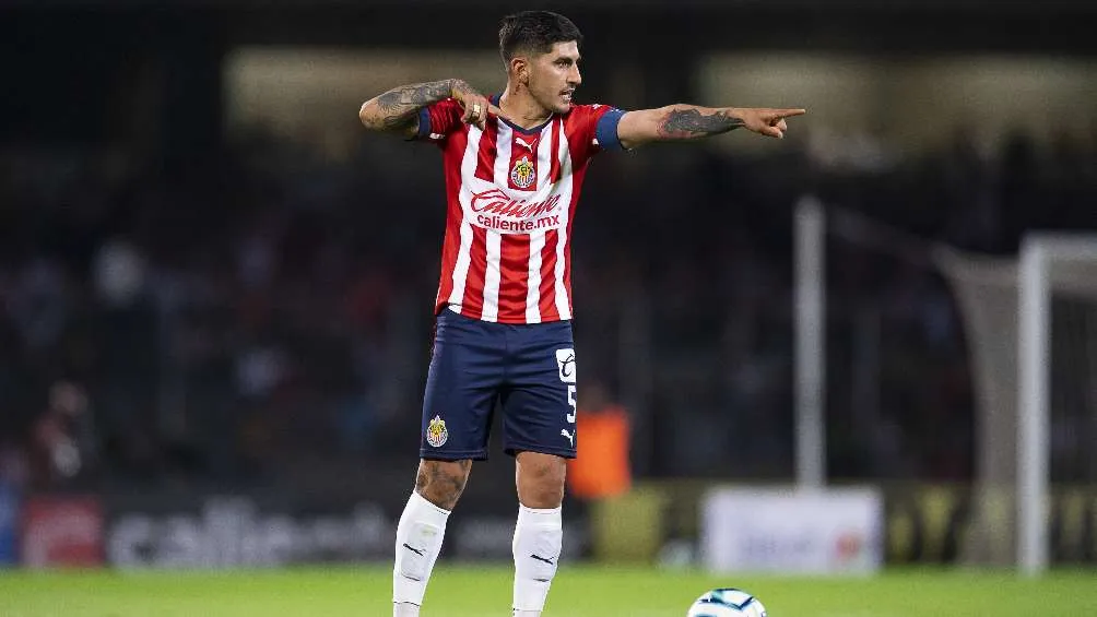 El capitán de las Chivas dando indicaciones