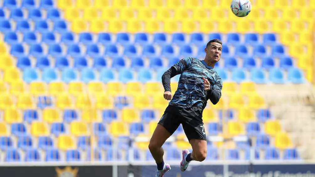 Cristiano rematando un balón