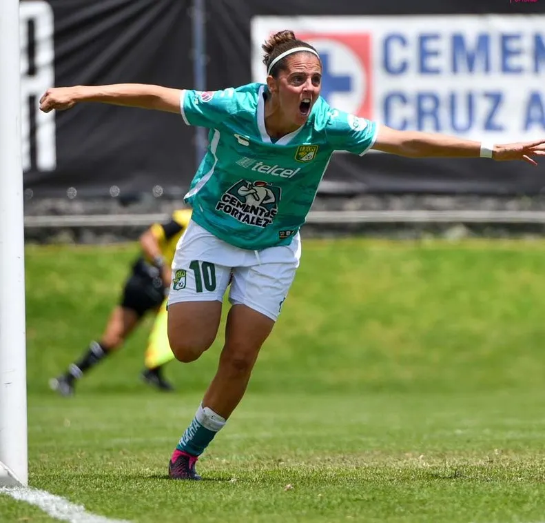 Laroquette marcó el gol de la voltereta