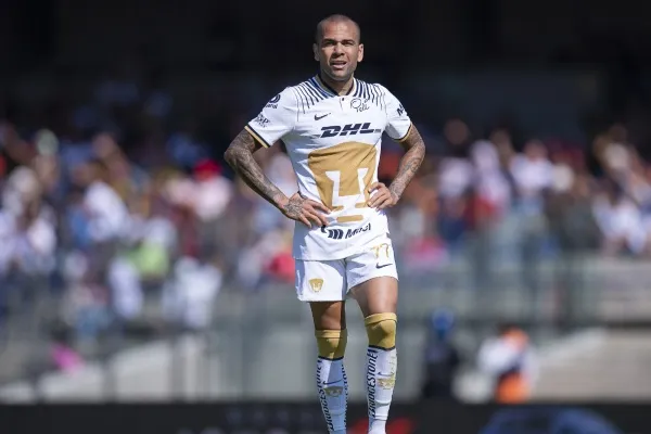 Juega con sus compañeros