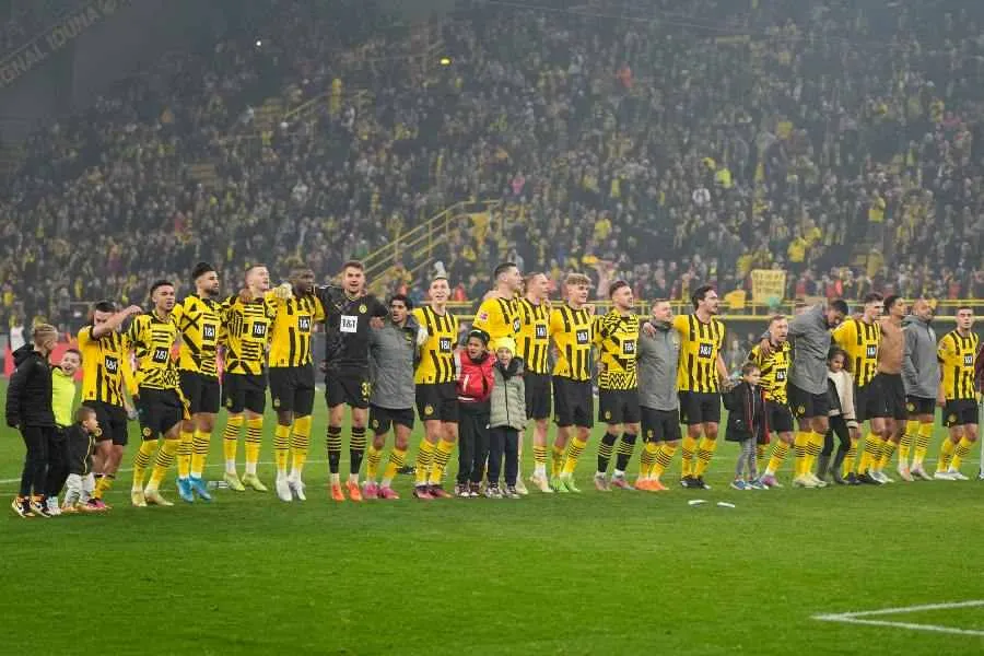 Plantilla del Dortmund festejando con los hinchas