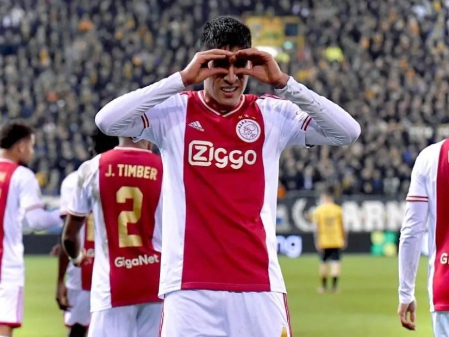 Edson Álvarez celebrando anotación con el Ajax