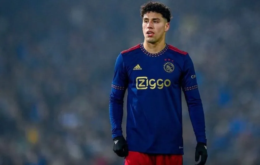 Jorge Sánchez en duelo con el Ajax