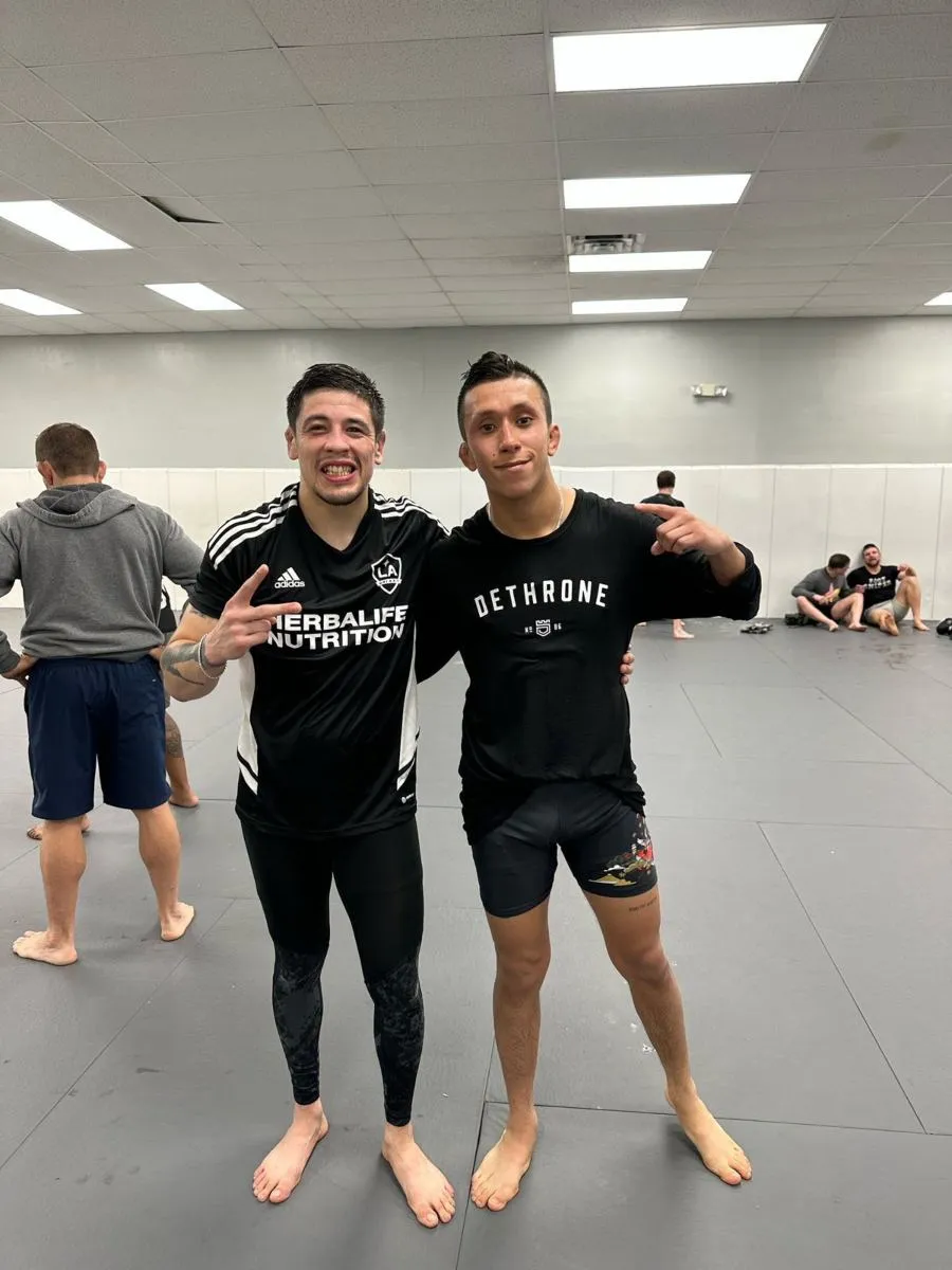 Jeff Molina en foto con Brandon Moreno