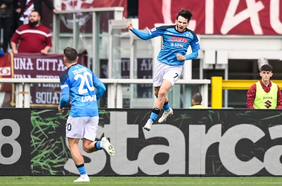 Khvicha Kvaratskhelia festeja anotación