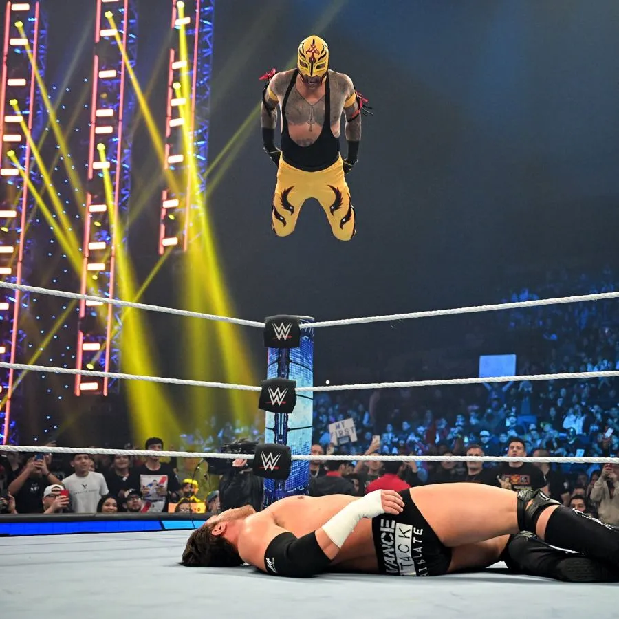 Rey Mysterio volando desde la tercera cuerda