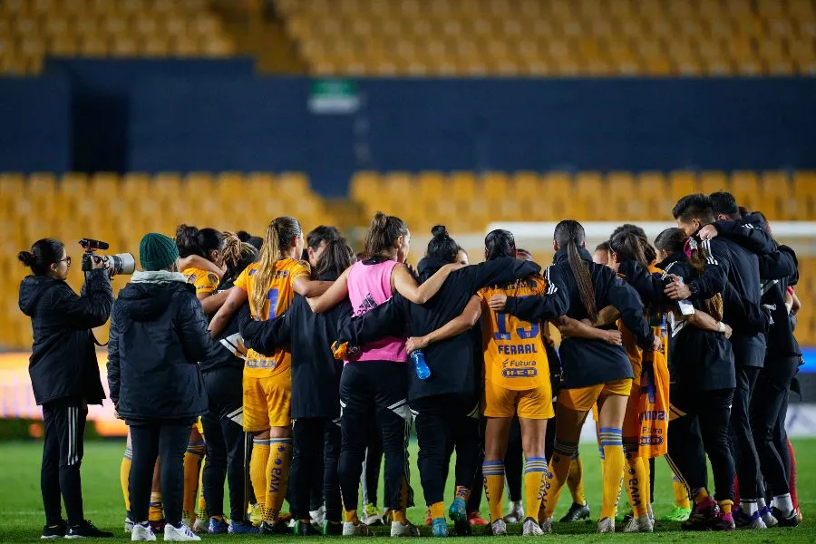 Conjunto de las Felinas al terminar el juego de Liga MX