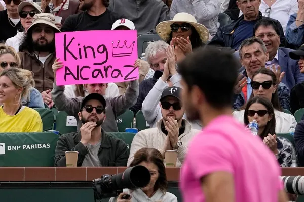 &quot;Rey Alcaraz&quot;, pancarta de apoyo al español