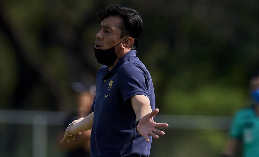 Alpízar dirigiendo a la Sub 20