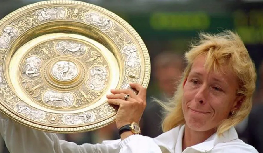 Navratilova con el título de Wimbledon en 1990