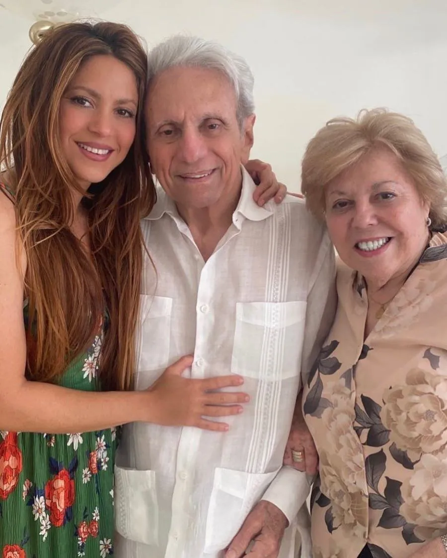 Shakira en foto familiar con sus padres