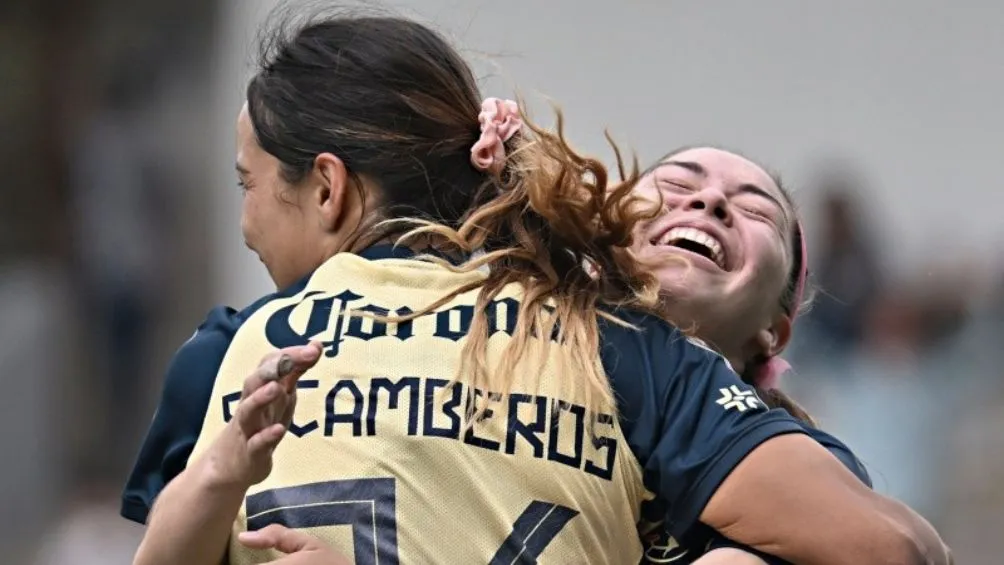 Martínez y Camberos festejando gol con las Águilas del América