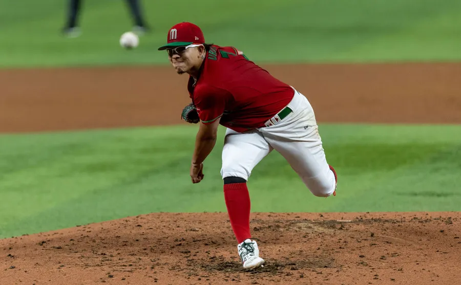 Julio Urías lanzando con la Selección Mexicana