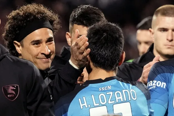 Ochoa junto al Chucky Lozano