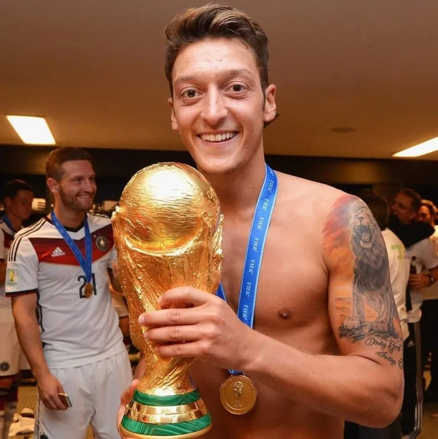 Özil con la Copa del Mundo