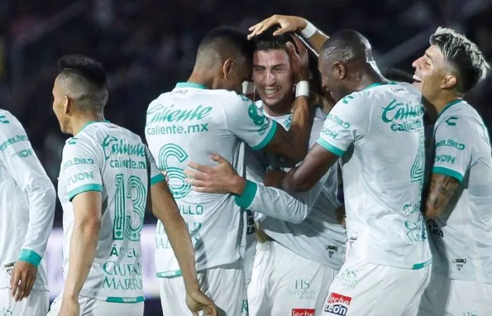 Jugadores de León festejando un gol en el Kraken de Mazatlán