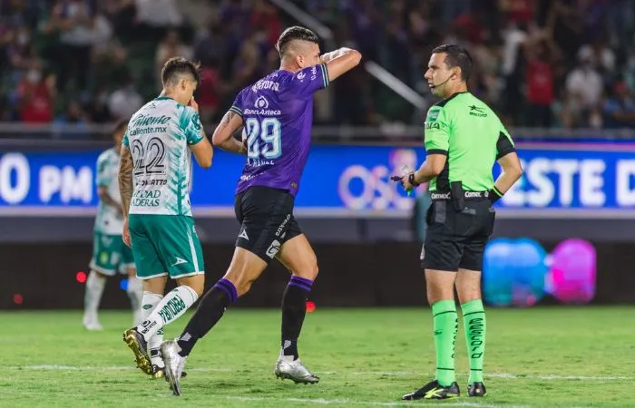 Jugador de Mazatlán festejando un gol en el último partido ante León en el Kraken