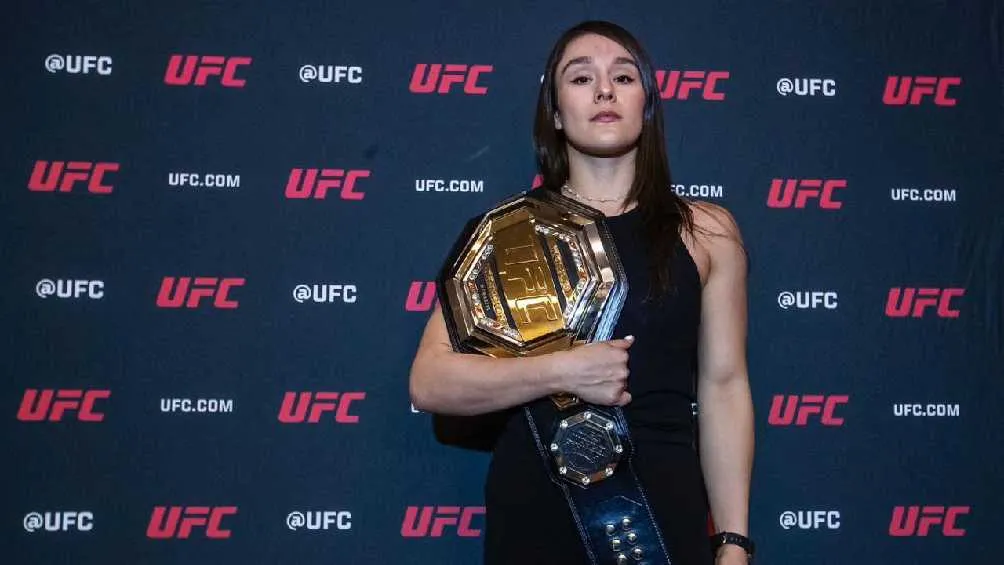 Alexa Grasso posando con su cinturón